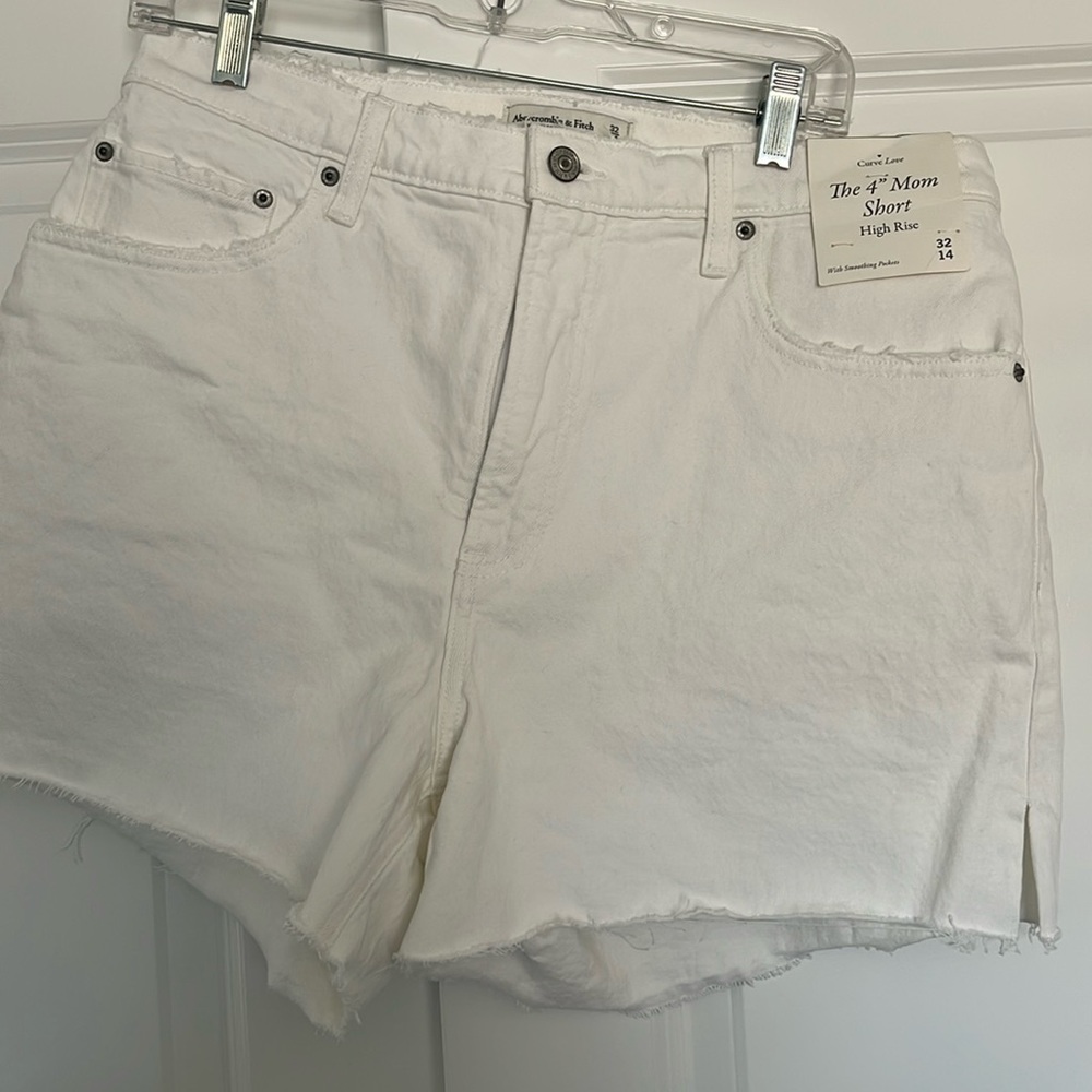 Abercrombie & Fitch The 4” Mom Short High Rise Curve Love, white, Size 32/14